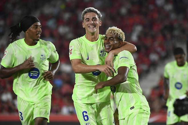 어디까지 성장할지 관심을 끄는 바르셀로나의 라민 야말과 동료들. EPA