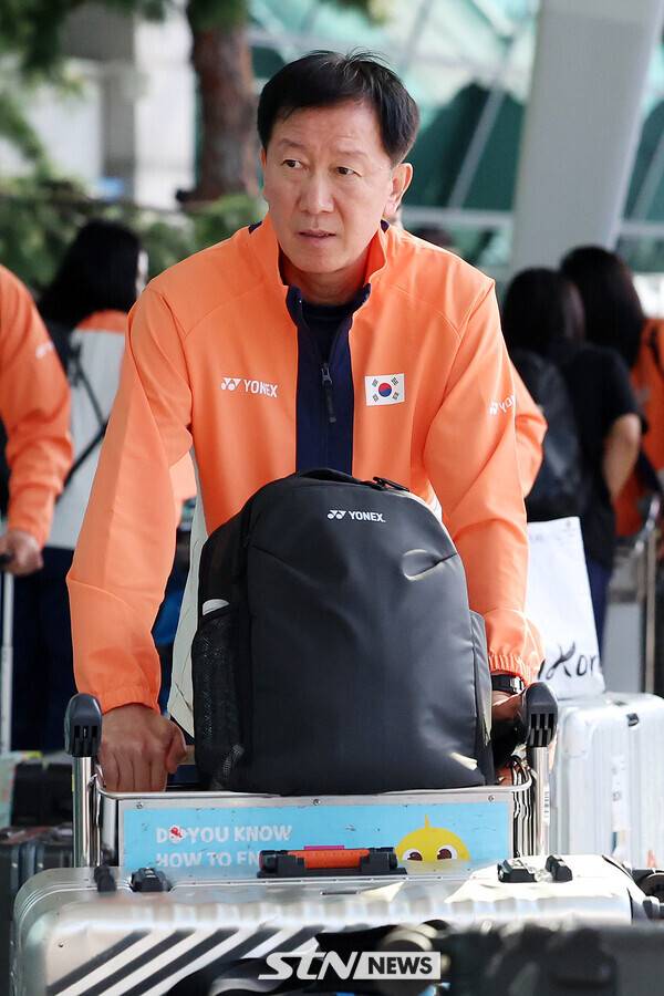 韓国のバドミントン代表チームの代表チームマネージャーであるパーク・ジュ・ボンは、フランスのパリに向けて、2025年の世界バドミントン連盟（BWF）世界バドミントン選手権に参加します。
