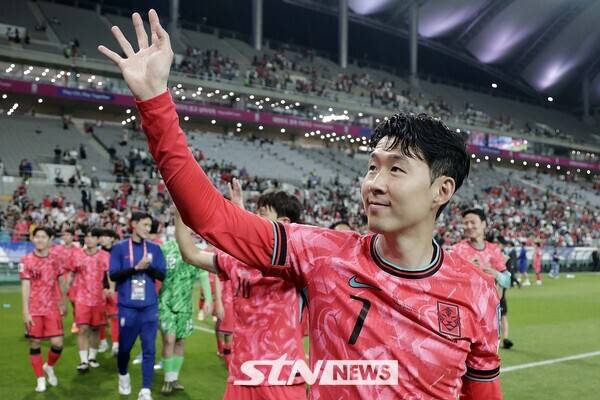 11회 연속 월드컵 본선 진출에 성공한 한국 축구대표팀 손흥민이 10일 서울 마포구 서울월드컵경기장에서 열린 2026 국제축구연맹(FIFA) 북중미월드컵 아시아 3차 예선 쿠웨이트와 경기를 마치고 경기장을 돌며 관중들에게 인사하고 있다. 사진┃뉴시스