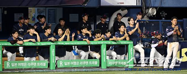 21일 잠실야구장에서 열린 롯데와 LG의 경기, 6대6이던 연장 11회초 공격을 지켜보는 롯데 선수들의 모습. 잠실=허상욱 기자wook@sportschosun.com/2025.08.21/
