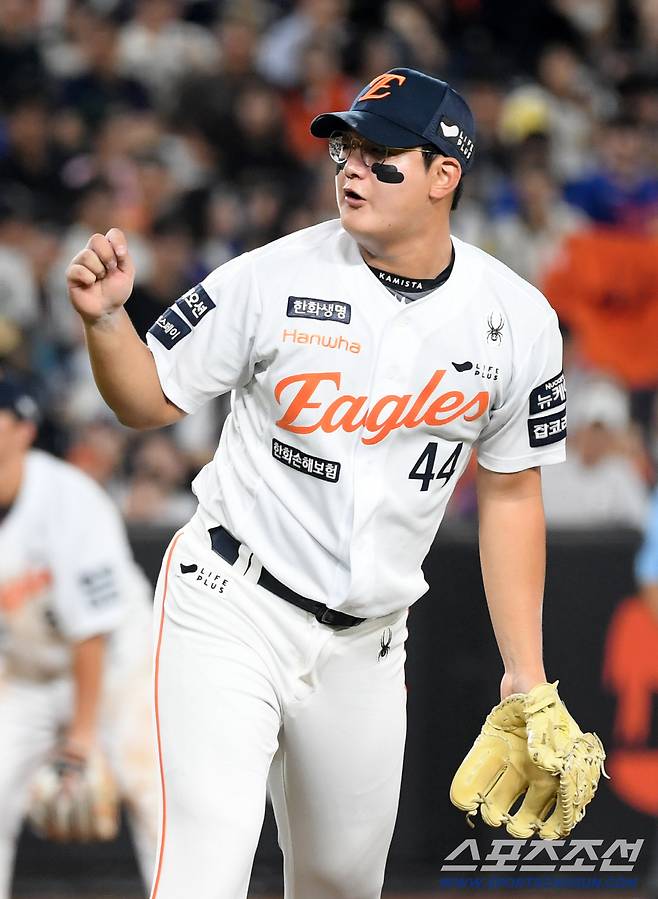 19일 경기 9회초 5대5 동점 상황, 마운드에 오른 마무리 김서현은 제구가 말을 듣지 않자 당황했다.