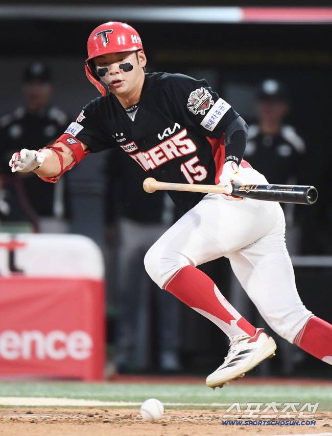 21일 수원 KT위즈파크에서 열린 KIA-KT전. 4회초 무사 1, 2루 박정우가 희생번트를 시도하고 있다. 수원=정재근 기자 cjg@sportschosun.com/2025.5.21/