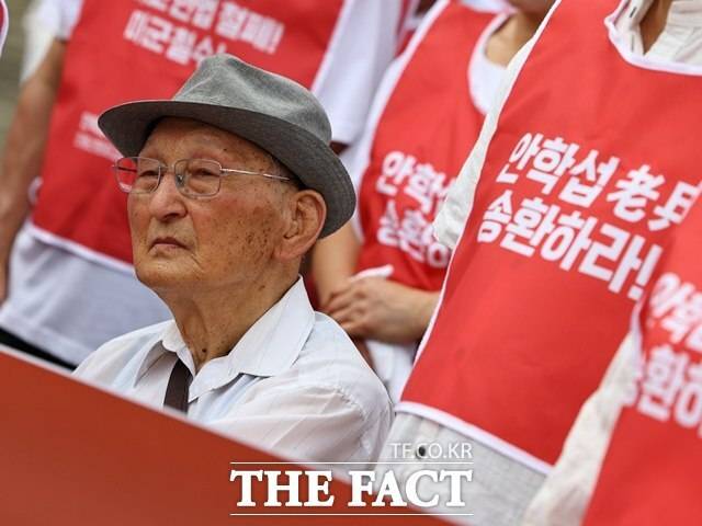 안 씨는 이날 오전 경기 파주 임진강역 앞에서 열린 안학섭선생송환추진단 1차 결의대회에 참석해 "전향서를 쓰지 않았다는 이유로 온갖 수모와 고문, 폭력으로 치욕과 고통의 나날을 견뎌야 했다"며 "일제강점기에 태어나 미국의 수모와 고통을 당하다가, 죽어서까지 이곳에 묻히는 것은 너무 억울하다"고 말했다. /뉴시스
