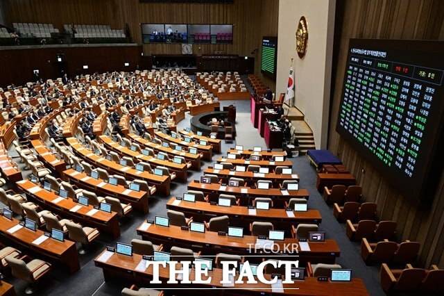 국민의힘 일각에서 필리버스터에 대한 회의적인 목소리가 나온다. 사진은 22일 서울 여의도 국회에서 열린 본회의에서 한국교육방송공사법 개정안이 재석 의원 180명 가운데 찬성 179명, 반대 1명으로 가결되는 모습. /남윤호 기자