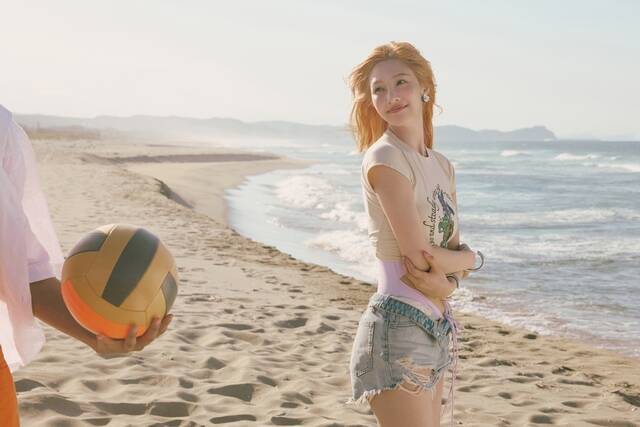 레드벨벳 조이가 18일 첫 솔로 미니 앨범 'From JOY, with Love'를 발매했다. 그는 청량 상큼한 색깔로 청자들을 설렘 가득한 사랑 동화로 이끌었다. /SM엔터