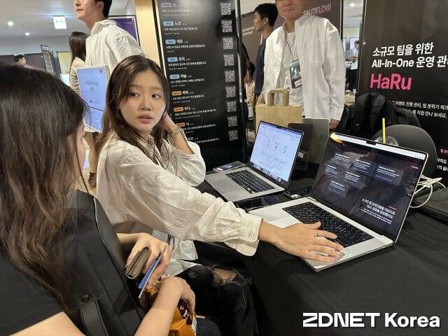 소규모 팀을 위한 올인원 운영 관리 서비스 '하루'의 관계자가 기자에게 서비스를 설명하고 있다.