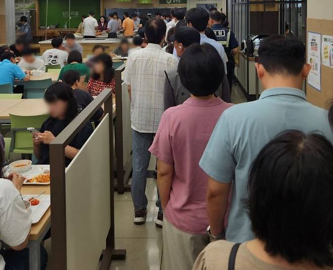 서울 중구청 구내식당에서 시민들이 식사를 위해 줄을 서 있다. 변선진 기자