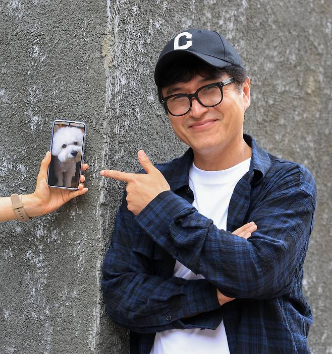 소설가 이기호와 그가 가장 아낀다는 반려견 이시봉 사진./박성원 기자