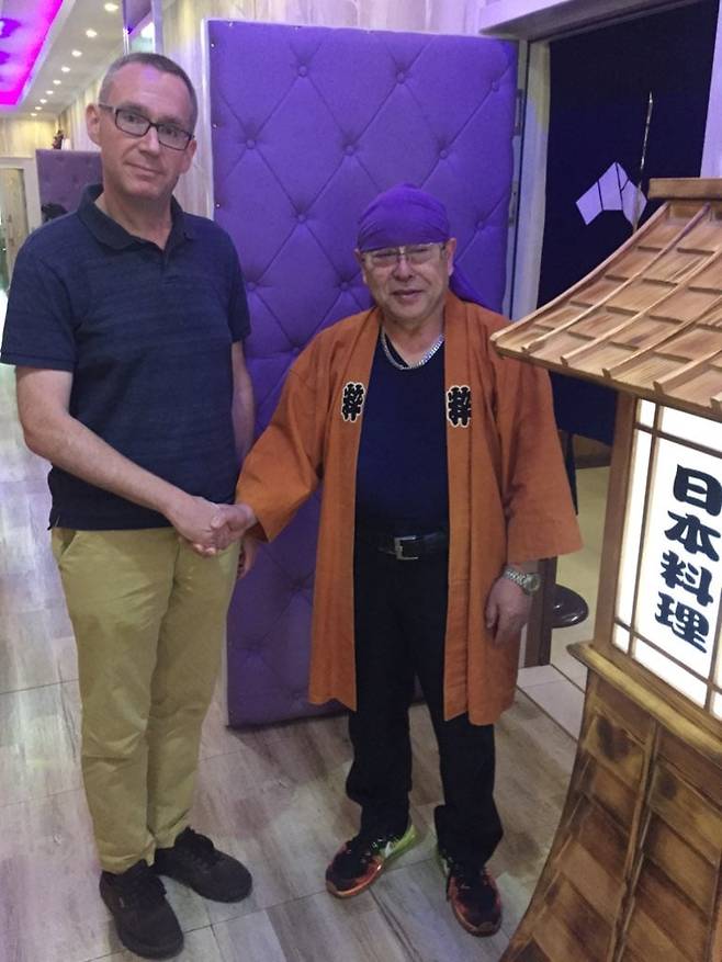 '김정일의 요리사'로 알려진 일본인 후지모토 겐지를 두고 체포와 감금설이 돌던 2019년, 크룩스 대사는 직접 그의 스시식당을 찾아 그의 건재를 알렸다. /X