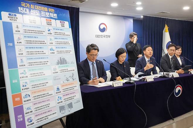 2025년 8월 22일 오후 정부서울청사에서 새정부 경제성장전략 관계부처 합동 브리핑이 열리면서 구윤철 부총리 겸 기획재정부장관이 취재진의 질문에 답변 하고 있다. /장련성 기자