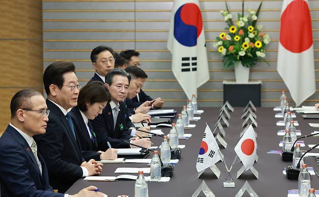 이재명 대통령이 23일(현지 시간) 일본 도쿄 총리 관저에서 이시바 시게루 일본 총리와 가진 확대 정상회담에서 인사말을 하고 있다./뉴시스