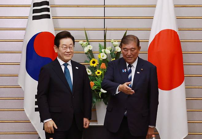 이재명 대통령과 이시바 시게루 일본 총리가 23일 일본 도쿄 총리 관저에서 열린 한일 확대정상회담에서 기념촬영 뒤 자리로 향하고 있다.  /연합뉴스