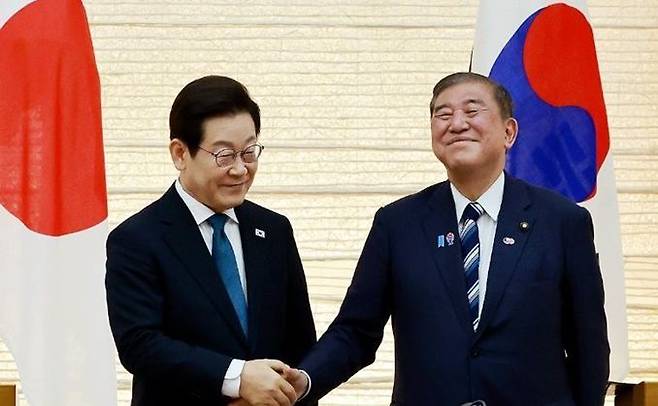 이재명(왼쪽) 대통령과 이시바 시게루 일본 총리가 23일 일본 도쿄 총리 관저에서 열린 한·일 정상 공동언론 발표를 마친 뒤 악수하고 있다. ⓒ 연합뉴스