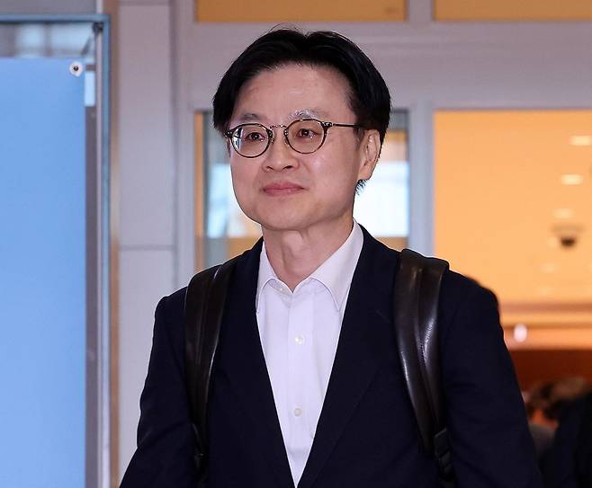 김정관 산업통상자원부 장관이 22일 인천국제공항을 통해 미국으로 출국하고 있다. 인천=뉴스1