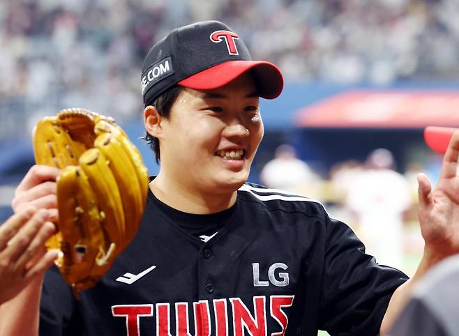 LG 임찬규는 22일까지 평균자책점 2.69로 국내 투수 중 1위를 기록 중이다. 시속 150km 넘는 공이 흔한 ‘구속 혁명’ 시대에 강속구 없이 버티는 임찬규는 일부 팬들이 ‘느림의 미학’ 유희관(전 두산)과 자신을 비교하는 것에 대해 “그래도 희관이 형보다 (시속) 10km 빠르다”며 발끈했다. 뉴시스·뉴스1