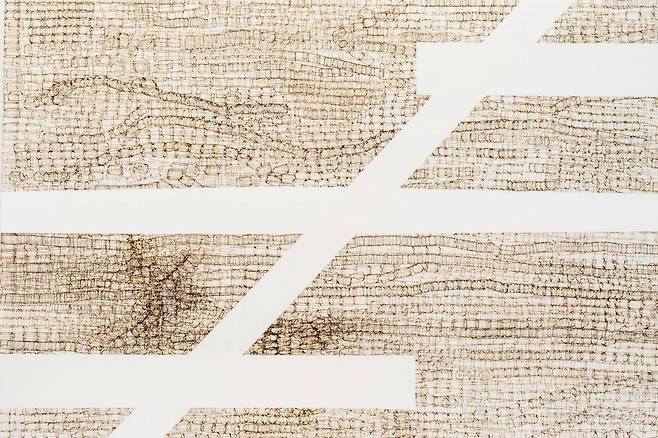 파마지를 재료로 한 회화 작품. 믿음의 배신(The Betrayal of a Belief), 2024, 캔버스에 혼합재료Courtesy of the artist and Hauser & Wirth.