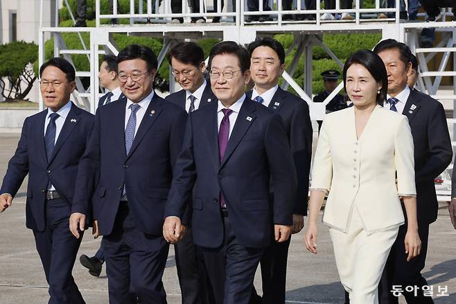 한일정상회담을 위해 출국하는 이재명 대통령과 부인 김혜경 여사가 23일 경기도 성남 서울공항에서 공군 1호기 탑승을 위해 이동하고 있다성남=송은석 기자 silverstone@donga.com 대통령실사진기자단 2025.08.23