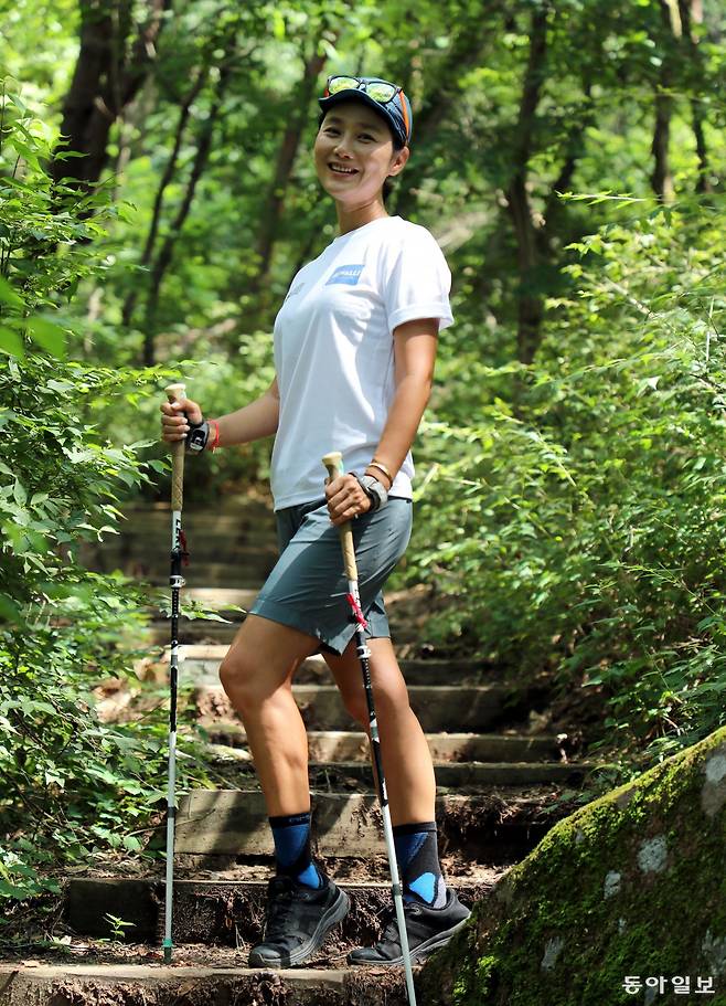 주연서 국제노르딕워킹협회(INWA KOREA)  사무국장이 2021년 7월 북한산 둘레길을 걷다 포즈를 취했다. 이훈구 기자 ufo@donga.com
