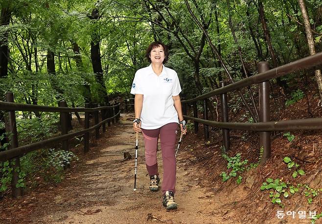 곽정순 씨 가 서울 은평구 북한산 자락에서&nbsp;즐거운 표정으로 노르딕워킹을 하고 있다.&nbsp;양회성 기자&nbsp;yohan@donga.com