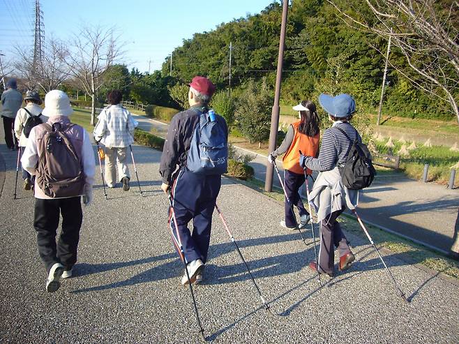 사람들이 노르딕워킹을 하는 모습. 동아일보 DB.