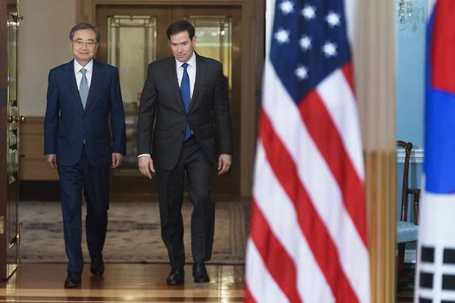 조현 외교부 장관이 지난달 31일(현지 시간) 미국 워싱턴DC 국무부에서 마코 루비오 국무부 장관과 이동하고 있다. AP뉴시스