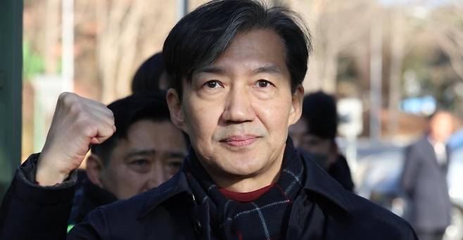 자녀 입시비리 혐의 등으로 징역형이 확정돼 수감되는 조국 전 조국혁신당 대표가 16일 오전 경기도 의왕시 서울구치소로 출석하고 있다. 뉴시스