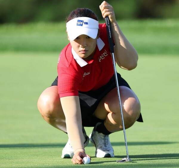 박현경, 홍정민, 이예원, 방신실, 노승희, 이가영, 정윤지, 배소현, 박혜준, 고지원, 유현조, 박지영, 김다나, 황유민, 김민솔, 박민지, 장하나, 김수지, 이다연 프로 등이 출전하는 2025년 한국여자프로골프(KLPGA) 투어 BC카드·한경 레이디스컵에 출전한 김민솔 프로가 2라운드에서 경기하는 모습이다. 사진제공=KLPGA