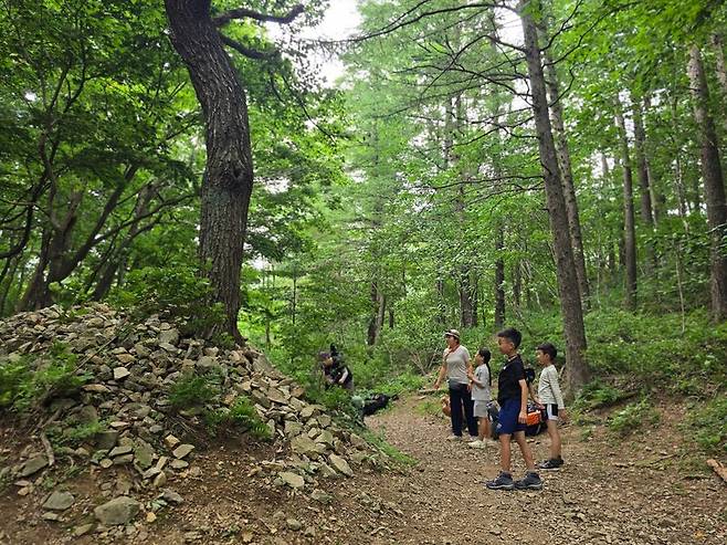 산행하는 이들이 무사안녕을 빌며 하나씩 던진 돌이 쌓여 생긴 소간령의 돌무더기. 박준형 제공