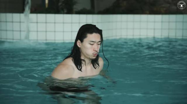 지난해 11월 조규성은 미트윌란의 공식 유튜브 채널을 통해 무릎 치료를 위해 수중 운동하는 모습을 공개했다. 구단 유튜브 동영상 캡처