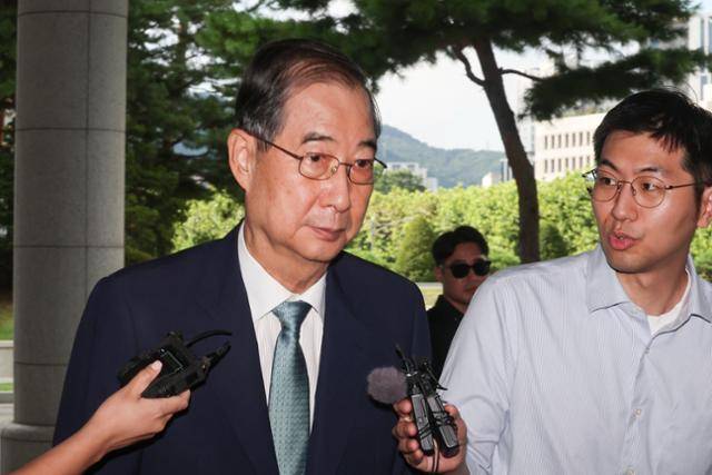 한덕수 전 국무총리가 22일 12·3 불법계엄 관련 내란·외환 관련 혐의를 수사하는 서울 서초구 서울고검 조은석 특별검사팀 조사실로 출석하고 있다. 연합뉴스