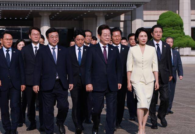 이재명 대통령과 김혜경 여사가 일본·미국 방문을 위해 23일 성남 서울공항청사를 나서며 윤호중 행안부 장관, 더불어민주당 정청래 대표, 김병기 원내대표 등과 함께 공군 1호기로 향하고 있다. 연합뉴스