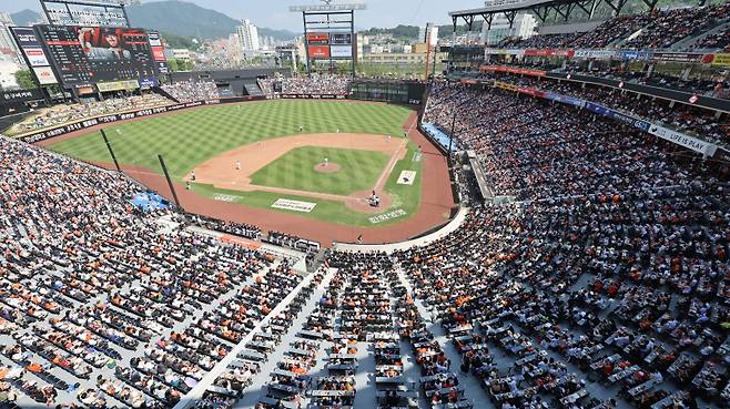 <yonhap photo-3492=""> 프로야구 500만 관중 돌파 (대전=연합뉴스) 김준범 기자 = 3일 대전 한화생명 볼파크에서 열린 2025 신한 SOL 뱅크 KBO리그 한화 이글스와 kt 위즈의 경기를 보기 위해 관중들이 가득 차 있다. 흥행몰이를 이어가고 있는 프로야구는 이날 역대 최소경기로 500만 관중을 돌파했다. 2025.6.3 psykims@yna.co.kr/2025-06-03 16:05:01/ <저작권자 ⓒ 1980-2025 ㈜연합뉴스. 무단 전재 재배포 금지, AI 학습 및 활용 금지></yonhap>