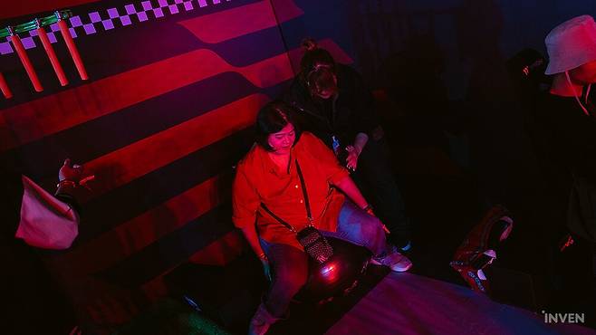 ▲ 짐볼 위에서 목 근육도 트레이닝하고