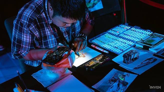 ▲ 멋진 그림을 그리는 아티스트도 있습니다