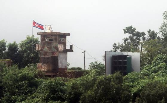 경기 파주 접경지역의 북한군 초소 앞 대남 확성기의 모습. 연합뉴스