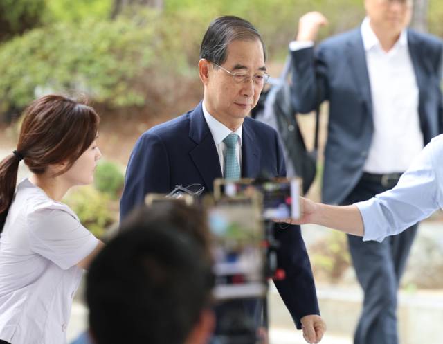 ▲ 한덕수 전 국무총리가 22일 ‘12·3 비상계엄’ 관련 내란·외환 사건을 수사하는 조은석 특별검사팀 사무실이 마련된 서울 서초구 서울고등검찰청으로 출석하고 있다. 2025.8.22 연합뉴스