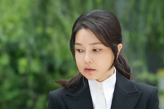 윤석열 전 대통령 배우자 김건희 여사가 지난 6일 서울 종로구 KT광화문빌딩 웨스트에 마련된 민중기 특별검사팀 사무실에 피의자 신분으로 출석하고 있다./ 사진=연합뉴스