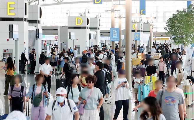 인천국제공항 1터미널 출국장이 해외여행을 떠나는 여행객들로 북적이고 있다. 사진=최혁 기자