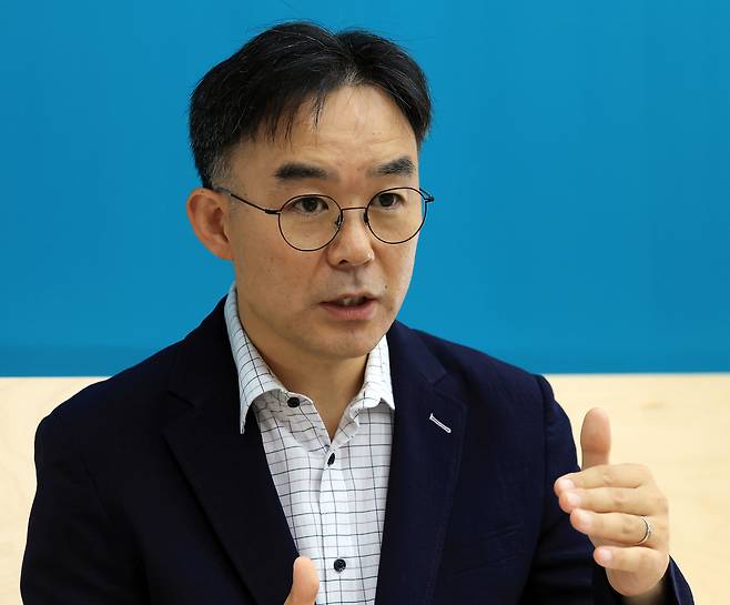 채이배 이로움재단 상임이사가 지난 8월 12일 경향신문사에서 주간경향과 인터뷰하고 있다. 서성일 선임기자