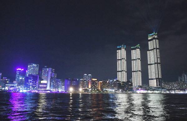 부산 해운대해수욕장 야경. 오른쪽 건물이 엘시티. 국제신문 DB