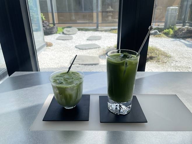 A matcha latte (left) and a matcha gin and tonic at Dongdong Teahouse in Yeonnam-dong, Seoul (Hong Yoo/The Korea Herald)