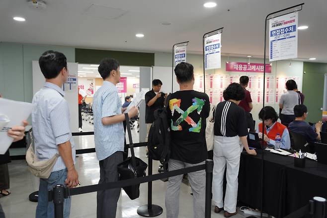 22일 서울 마포구 서울시50플러스 중부캠퍼스에서 열린 ‘2025년 서울 중부권역 중장년 채용박람회’를 찾은 구직자들이 면접 접수를 기다리고 있다. 서울시50플러스재단 제공
