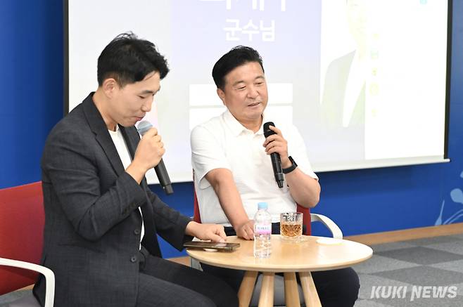 예산군은 지난 21일 군청 대회의실에서 재·세정 및 인·허가 담당 공무원 48명이 참여한 가운데 군수와 함께하는 ‘청렴 톡톡데이’를 개최했다.&nbsp;
