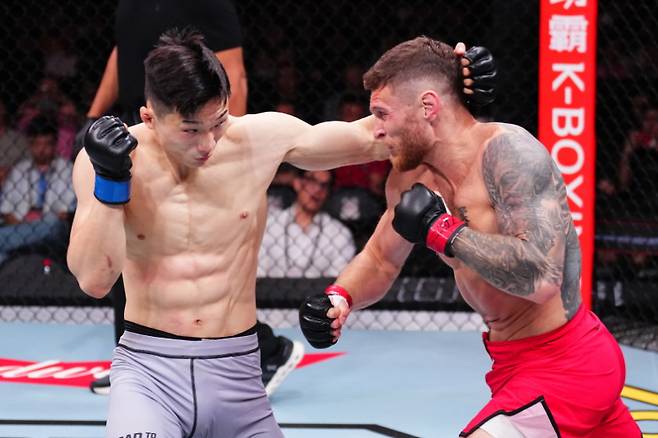 정찬성의 제자 장윤성은 웰터급 경기에서 키트 캠벨과 치열한 타격전 끝에 아쉽게 1대 2 스플릿 판정패했다. UFC 제공