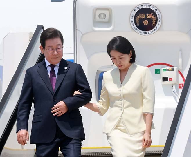 이재명 대통령과 김혜경 여사가 23일 일본 도쿄 하네다 공항에 도착해 공군 1호기에서 내리고 있다. 연합뉴스
