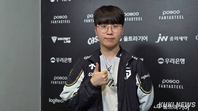 ‘기인’ 김기인이 23일 오후 3시 서울 종로구 롤파크 LCK 아레나에서 열린 ‘2025 LCK’ 정규시즌 레전드 그룹 5라운드 한화생명e스포츠와 경기가 끝난 뒤 쿠키뉴스와 인터뷰하고 있다. 김영건 기자