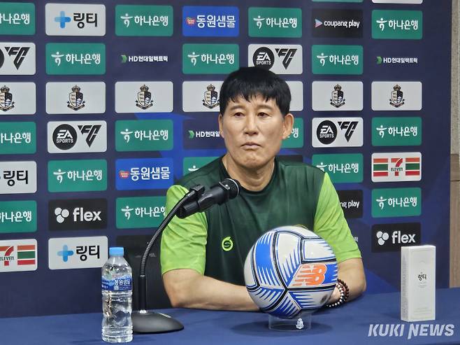 고정운 김포FC 감독이 23일 오후 7시 목동종합운동장에서 열린 서울 이랜드FC와 '하나은행 K리그2 2025' 26라운드 경기가 끝난 뒤 기자회견에 참석하고 있다. 송한석 기자