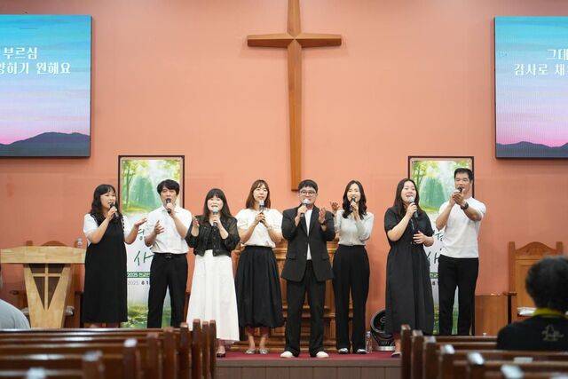 옹기장이선교단이 지난 16일 서울 양천구 성암교회에서 손을 높이 올리며 찬양하고 있다.