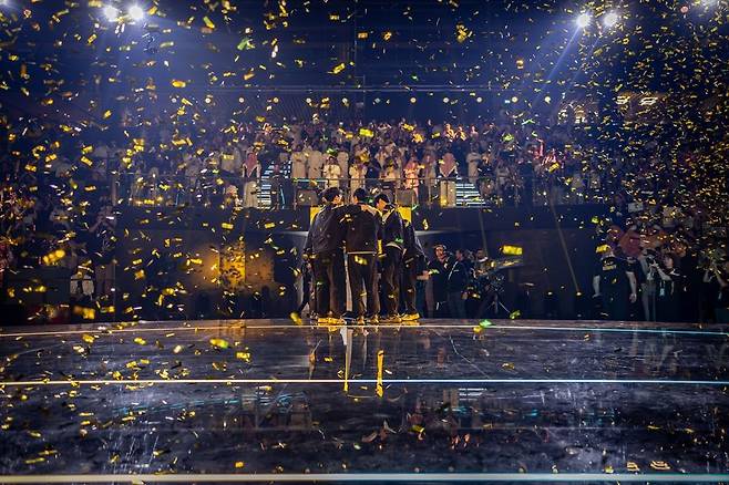 지난달 20일 사우디아라비아 리야드에서 열린 e스포츠 월드컵(EWC) 2025 리그 오브 레전드(LoL) 종목에서 우승 후 기뻐하는 젠지 선수단. EWC 파운데이션 제공