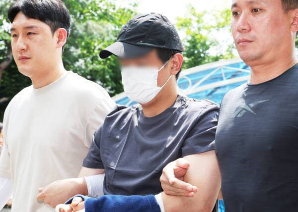 용인시에서 30대 여성을 살해한 뒤 달아났다 강원 홍천군 야산에서 긴급 체포된 살인 용의자 A씨가 22일 경기도 용인서부경찰서로 압송되고 있다. 연합뉴스